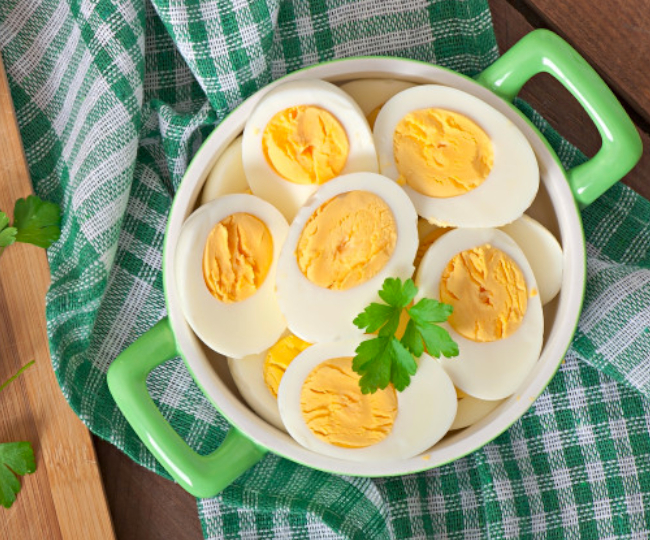 अंडे के साथ इन चीज़ों को खाना हो सकता है नुकसानदायक  