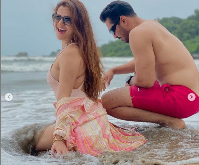Rubina Dilaik ने समंदर किनारे अभिनव शुक्ला के साथ ऐसे की मस्ती, देखें फोटोज़  