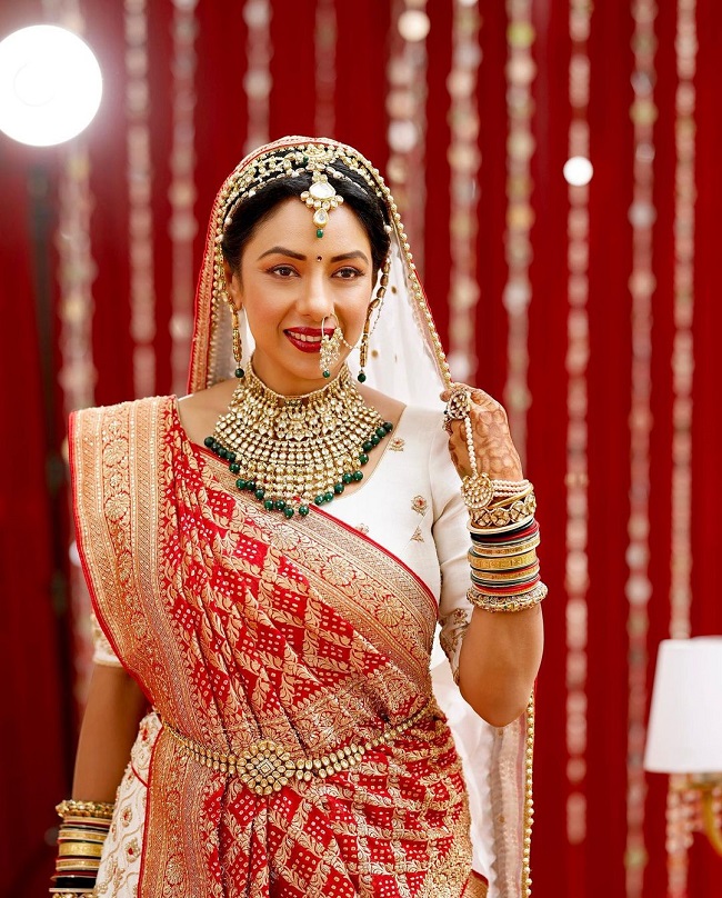 MaAn Ki Shaadi: 'अनुज कपाड़िया' की दुल्हन बनने के लिए हुईं तैयार 'अनुपमा', देखें ब्राइडल लुक : Anupamaa aka Rupali Ganguly bridal look photos for wedding ceremony with Anuj Kapadia goes viral