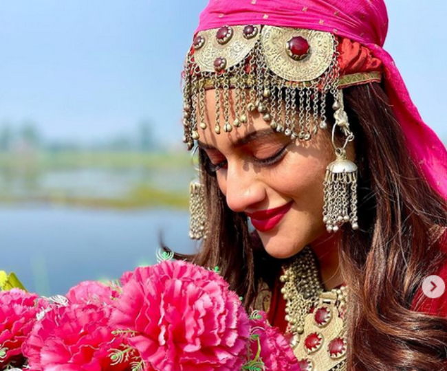 Nusrat Jahan ने कश्मीरी लुक में शेयर की खूबसूरत तस्वीरें, चौथी फोटो है बेदह खास