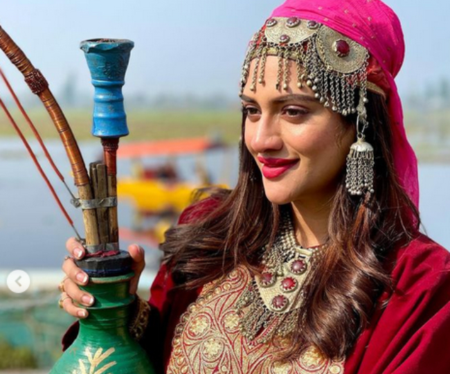 Nusrat Jahan ने कश्मीरी लुक में शेयर की खूबसूरत तस्वीरें, चौथी फोटो है बेदह खास