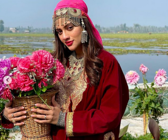 Nusrat Jahan ने कश्मीरी लुक में शेयर की खूबसूरत तस्वीरें, चौथी फोटो है बेदह खास