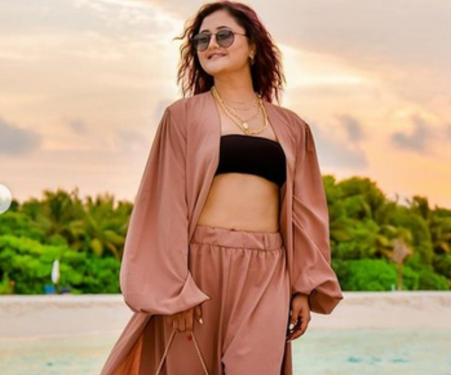 रश्मि ओपन श्रग में ब्रालेट को फ्लॉट करती