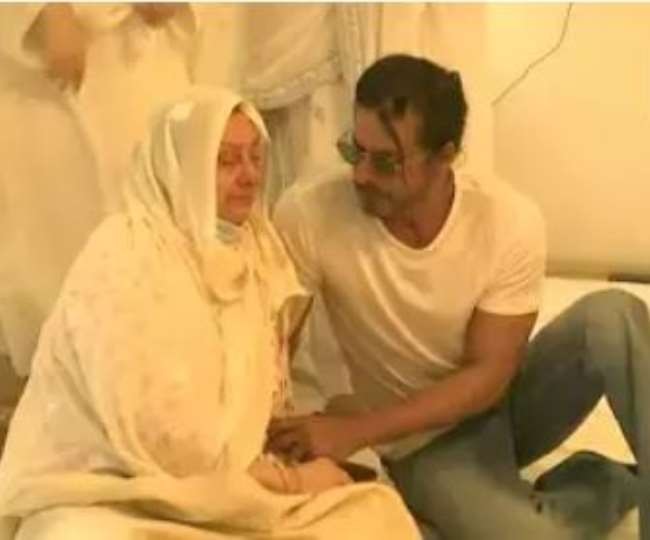 Dilip Kumar को आखिरी बार देखने उनके घर पहुंचे शाहरुख, रणबीर समेत तमाम सेलेब्स, देखें तस्वीरें  