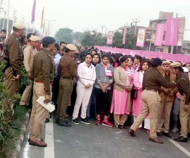 International Women's Day पर दौड़ा ये शहर, पिंक मैराथन की तस्वीरों में ...