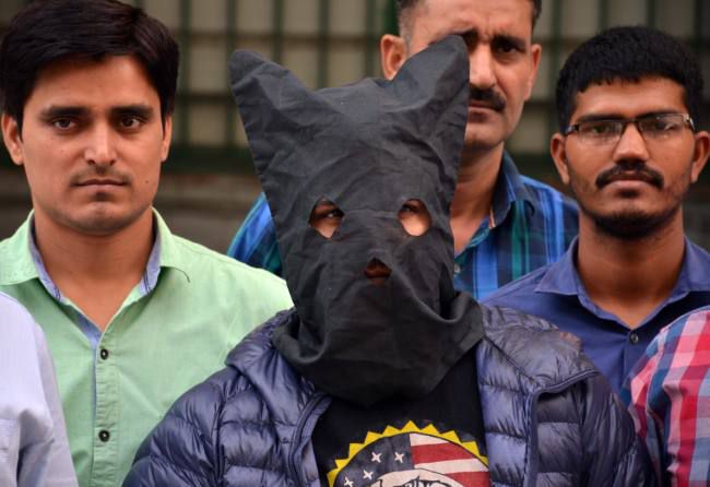 विदेश भाग रहा एक लाख का इनामी एयरपोर्ट से गिरफ्तार, एक लाख रुपये था ...