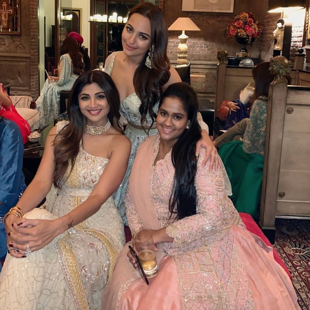 sonakshi%20katrina Pics From Shahrukh khan's Diwali Party