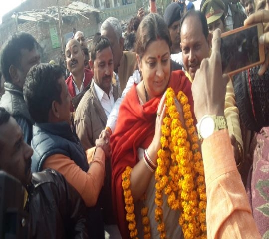 चाय की चुस्कियों के साथ स्मृति ईरानी का अमेठी दौरा, PHOTOS में देखें अलग अंदाज  