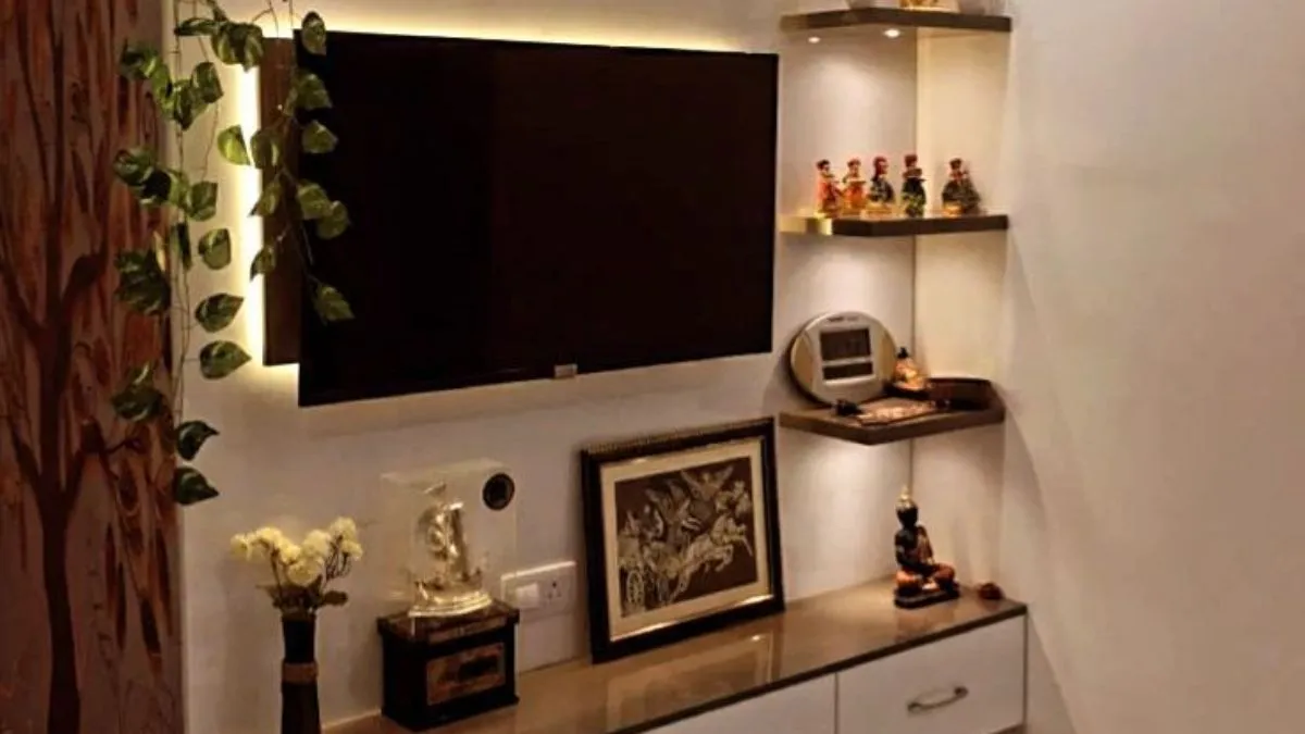 Wooden TV Wall Unit को कैसे डेकोर करें?
