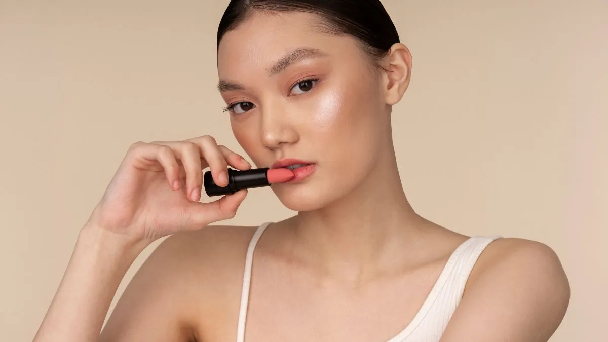 फेस्टिव लुक के लिए न्यूड Glossy Lipstick