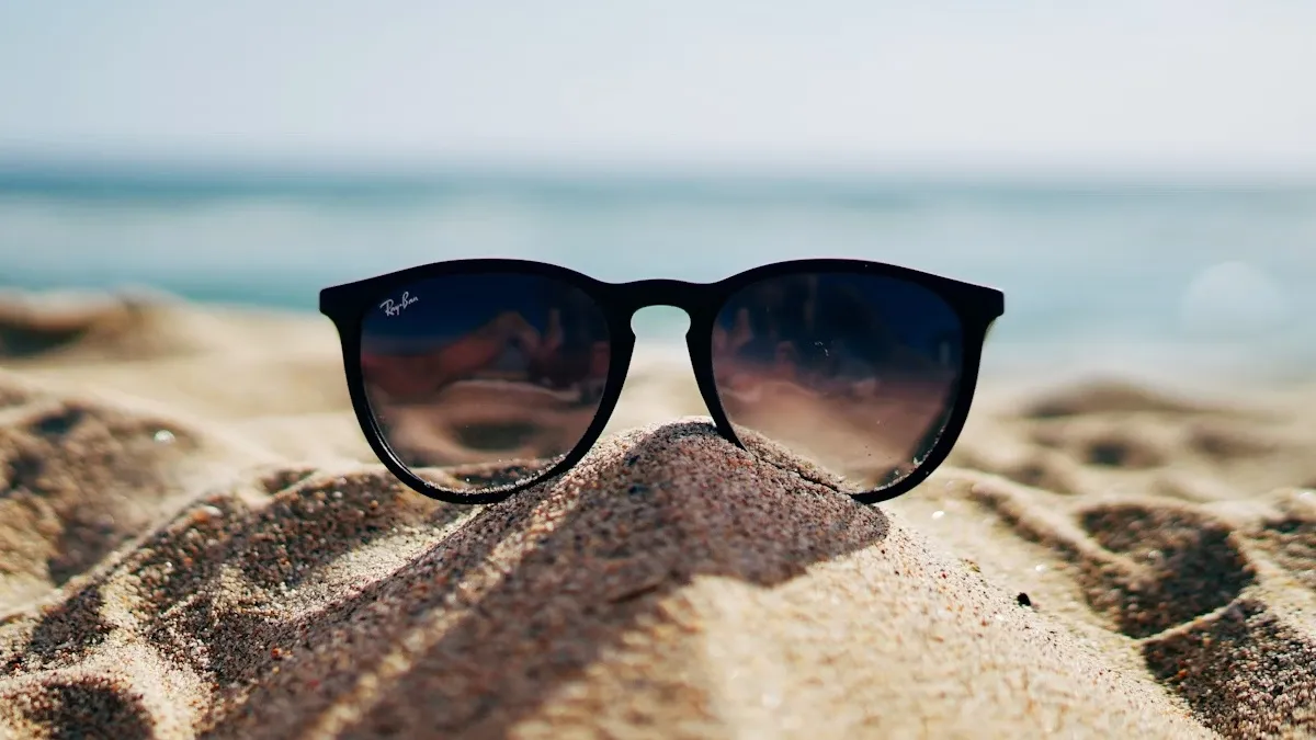 कौन-सी कंपनी के Sunglasses हैं बढ़िया