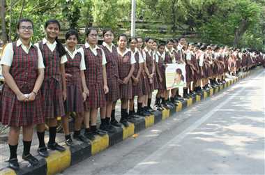 मानव श्रृंखला बनाकर वोटर्स को किया जागरुक
