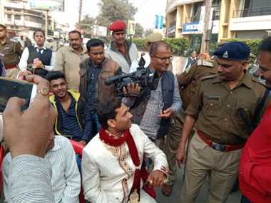 बिना हेलमेट के पकड़े गए दूल्हे राजा