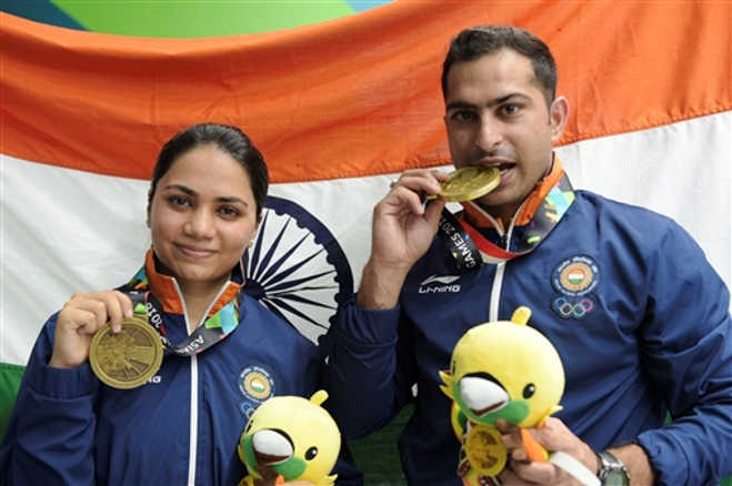 मिक्स्ड टीम में अपूर्वी चंदेला और रवि कुमार को कांस्य। फोटो : पीटीआई एशियन गेम्स में एयरफोर्स का जलवा,भारत को दिलाए दो पदक
