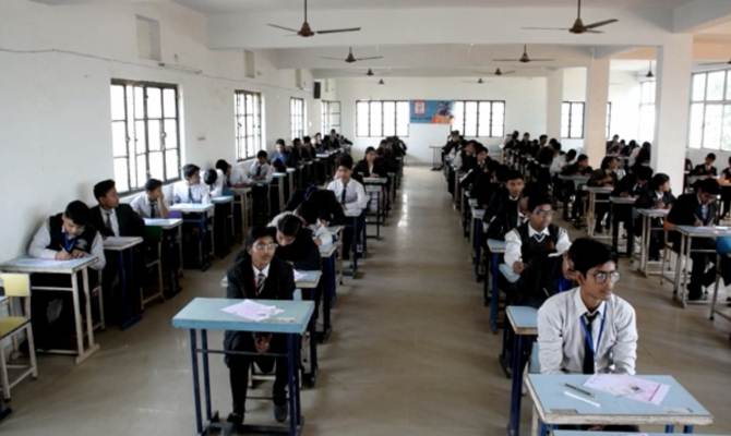 यूपी बोर्ड एग्जाम की कोरी कॉपी में स्टूडेंट की गुहार, पास कर देना वर्ना मां को कष्ट होगा
