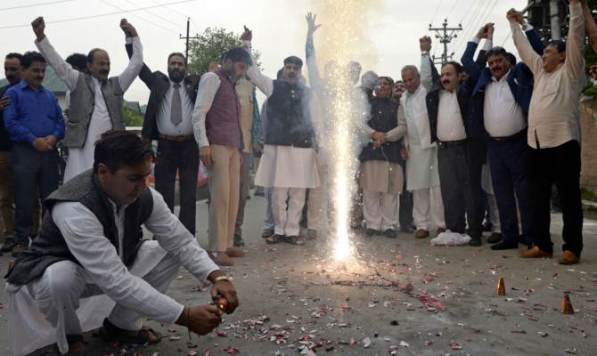 देहरादून में भी यूं मनाया गया कर्नाटक की जीत का जश्न