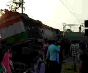 फरक्का एक्सप्रेस पटरी से उतरी : अब तक 6 यात्रियों की मौत, हेल्पलाइन नंबर जारी, सीएम योगी देंगे अार्थिक मदद