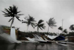 Fani Cyclone : भुवनेश्वर और कोलकाता से आने-जाने वाली सभी फ्लाइट कैंसिल, शनिवार तक 223 ट्रेनें भी रद