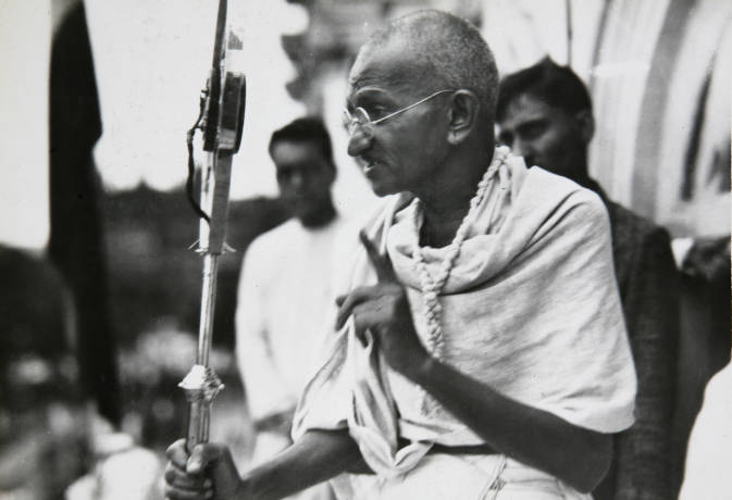 आज ही के दिन महात्मा गांधी को दक्षिण अफ्रीका में टिकट होने के बावजूद धक्के मारकर ट्रेन से उतारा गया