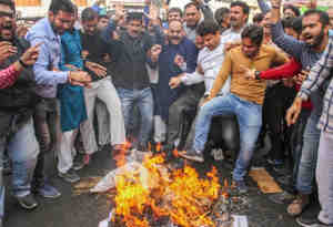 जम्मू-कश्मीर के किश्तवार में बीजेपी नेता की हत्या के बाद स्थिति तनावपूर्ण, सेना ने किया फ्लैगमार्च