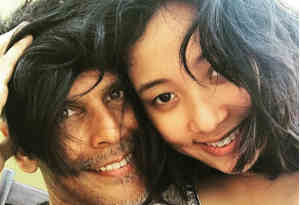 25 हजार महीना कमाने वाली गर्लफ्रेंड के हाथ लगी लाखों की लॉटरी तो दे दिया मिलिंद सोमन को धोखा, है अफवाह