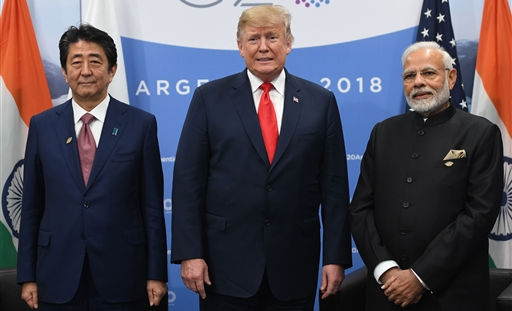 पीएम मोदी के साथ अमेरिकी राष्ट्रपति डोनाल्ड ट्रंप और जापानी प्रधानमंत्री शिंजो आबे। फोटो : एएफपी g-20 समिट : अर्जेंटीना में शी चिनफिंग से मिले मोदी,भारत और चीन के बीच मजबूत संबंधों पर हुई चर्चा