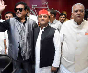 सपा के मंच पर भाजपा के शत्रुघ्न और यशवंत ने साधा सरकार पर निशाना, अखिलेश को बताया नया सितारा