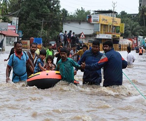 केरल बाढ़ पीड़ितों के लिए आगे आया बॉलीवुड, बिग-बी, शाहरुख, आलिया समेत कई हस्तियों ने की मदद