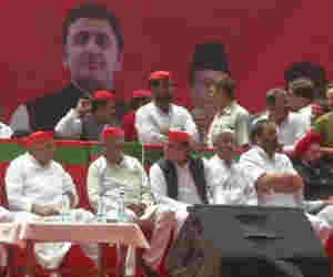 साइकिल रैली : पार्टी कभी बूढ़ी नहीं होगी, कहते हुए बेटे अखिलेश के साथ बैठे मुलायम सिंह यादव