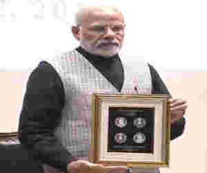 पीएम मोदी ने पूर्व पीएम अटल बिहारी वाजपेयी के सम्मान में जारी किया 100 रुपये का ये स्मारक सिक्का