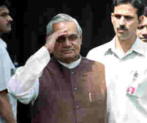 अटल बिहारी वाजपेयी : पत्रकार से बने पीएम आैर देश को एेसे बनाया ताकतवर, पढ़ें पूर्व पीएम की जिंदगी का सफर