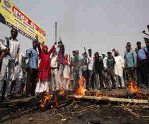 एससी/एसटी एक्ट: हिंसक होते 'भारत बंद' में दो लोगों की मौत कई घायल, तस्वीरों में देखें कई राज्यों के बिगड़े हालात