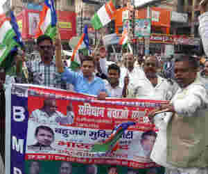 भारत बंद : 13 प्वाइंट रोस्टर आैर सवर्णों को 10% रिजर्वेशन के खिलाफ पटना में सड़कों पर उतरे लोग