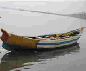 अरब सागर में डूबी नाव : छह मछुआरे तैरकर आए बाहर, एक अभी भी लापता