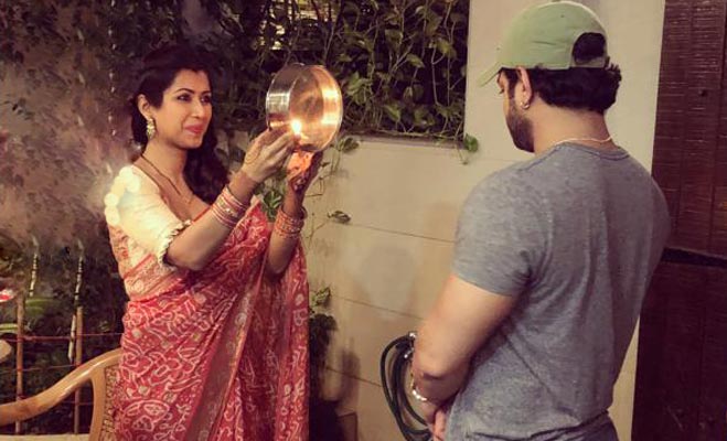 7 जब बॉलीवुड और टीवी सितारों ने अपने चांद के साथ मनाया करवाचौथ