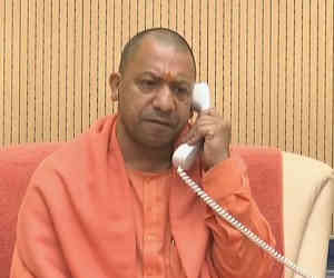 बंगाल में ममता सरकार ने हेलिकॉप्टर नहीं उतरने दिया तो सीएम योगी ने फोन से संबोधित कर दी रैली