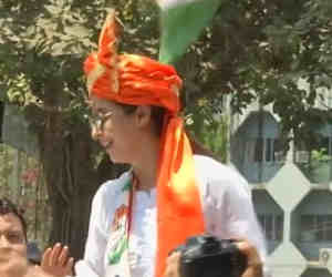 केसरिया साफा बांध एक्ट्रेस उर्मिला ने कांग्रेस से भरा पर्चा, प्रिया दत्त भी पहुंची नाॅमिनेशन के लिए