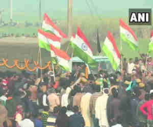 Pulwama Terror Attack: शहीदों के परिवार की मदद को योगी सरकार ने बढ़ाए हाथ, कुछ अन्य ऐलान जल्द