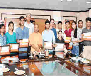 सीएम ने कर्मयोगियों के मेधावी बच्चों को किया सम्मानित, कहा स्टीम को श्रेय देने वाला ही होता है सफल