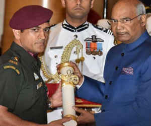 सेना की वर्दी पहनकर पद्म भूषण लेने क्यों पहुंचे धोनी? 15,000 फीट ऊंचाई से लगा चुके हैं छलांग