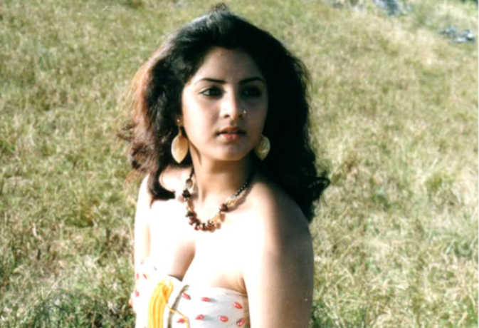 On Divya Bharti Birthday Know Interesting Facts About Her Tragic Life
