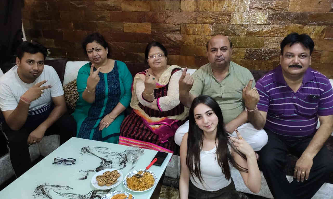 Uttar Pradesh (UP) Lok Sabha Voting 2019 Phase 1 Live Update:पश्चिमी उत्तर प्रदेश की 8 सीटों पर हुआ 63.69 प्रतिशत मतदान