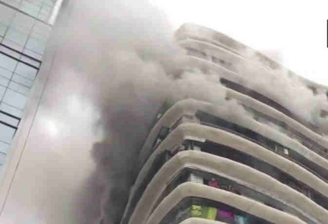 मुंबई के क्रिस्टल टावर में लगी भीषण आग, क्रेन के जरिए फंसे लोग निकाले रहे बाहर