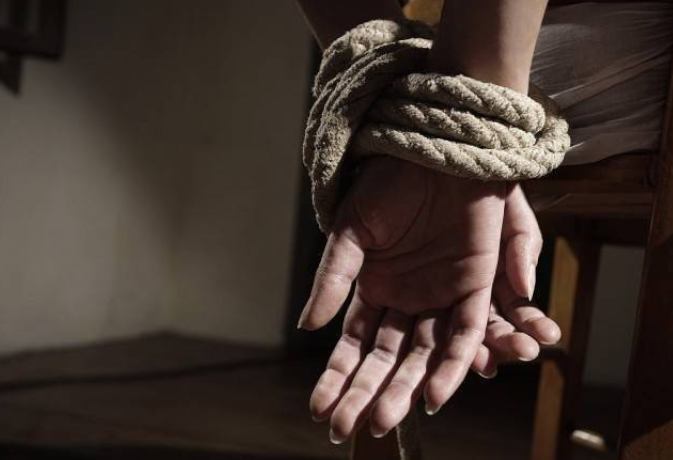 कमिश्नर ऑफिस के पास पुलिस का स्टीकर लगी कार से युवती को उठाने की कोशिश