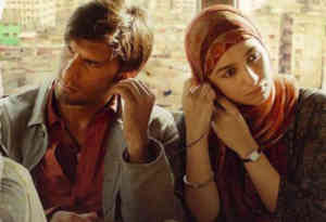 Gully Boy Movie Review: रणवीर सिंह एक भी फ्रेम में चूकते नहीं आलिया भट्ट का कोई जोड़ नहीं
