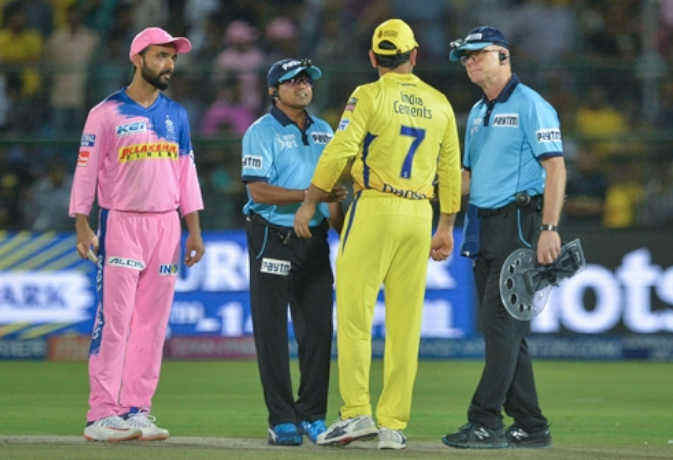 IPL 12 : अंपायर के दरवाजा तोड़ने से लेकर धोनी की लड़ाई तक, इस आईपीएल क्या-क्या हुआ पहली बार