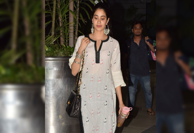 जान्हवी कपूर। फोटो साभार: योगेन शाह। एअरपोर्ट पर इस अंदाज में नजर आए 'धड़क' के स्टार्स सहित कई अन्य सेलेब्रिटी