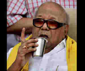 तबियत ज्यादा बिगड़ने से डीएमके अध्यक्ष एम करुणानिधि देर रात हुए भर्ती, अस्पताल में शुभचिंतकों की भीड़ उमड़ी