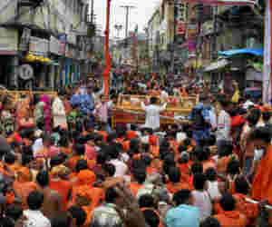 काशी विश्वनाथ मंदिर में लाखों की संख्या में पहुंचे भोले भक्त, डाकबमों की संख्या भी सैकड़ों में
