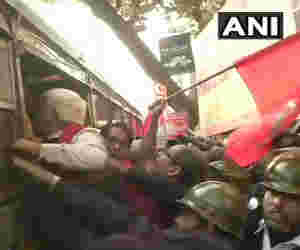 भारत बंद का दूसरा दिन : पश्चिम बंगाल में बिगड़े हालात, हिरासत में लिए गए सीपीएम नेता, कर्इ जगहों पर हिंसा